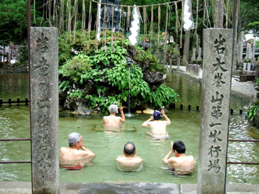 写真：龍泉寺での水行のようす