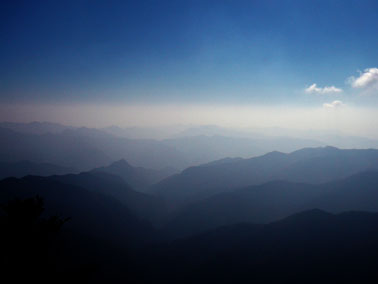 写真：八経ヶ岳山頂から山々を望む